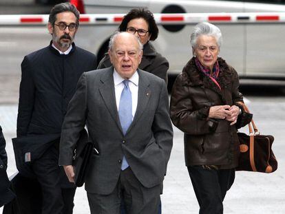 Jordi Pujol, con su esposa, el pasado mi&eacute;rcoles, al llegar a la Audiencia Nacional