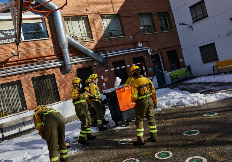 Brigadas de Refuerzo de Incendios Forestales continúan con la limpieza de colegios de Madrid.