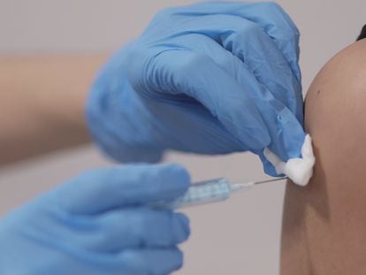 Una persona recibe la segunda dosis de la vacuna contra la covid-19 en el Hospital Isabel Zendal, en Madrid.