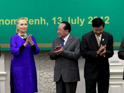 Clinton y los ministros de Vietnam (Izq), Camboya, Myanmar y Laos (dcha).