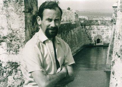 José Manuel Caballero Bonald, en 1960 en Cartagena de Indias (Colombia).