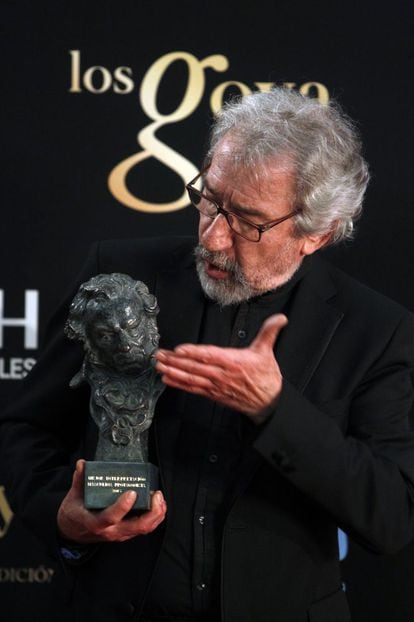 José Sacristán, tras recibir el Goya a la mejor interpretación masculina protagonista por su papel en 'El muerto y ser feliz'.