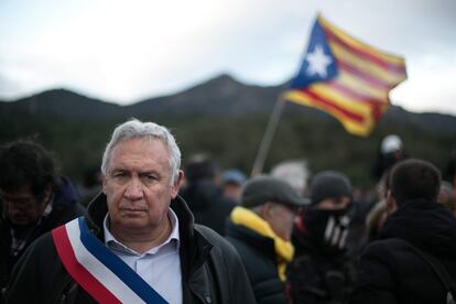 L'alcalde de Prats de Molló, Claudi Ferrer, ha fet de mediador entre els manifestants i la policia.