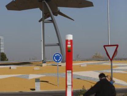 Vista del cazabombardero colocado en la rotonda de Torrejón de Ardoz.