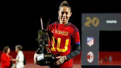 Lola Gallardo, el sábado con un trofeo de pretemporada en Alcalá de Henares (Madrid), con la camiseta de Jenni Hermoso.