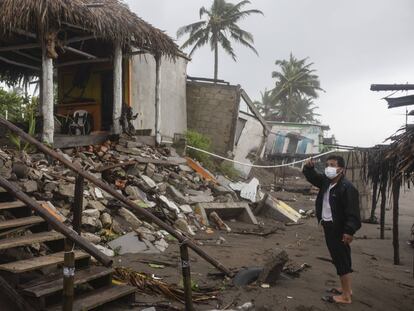 Un hombre inspecciona los daños después de que una parte de su casa fuera derribada por los vientos provocados por el huracán Grace, en Tecolutla, estado de Veracruz, México, el sábado 21 de agosto de 2021.