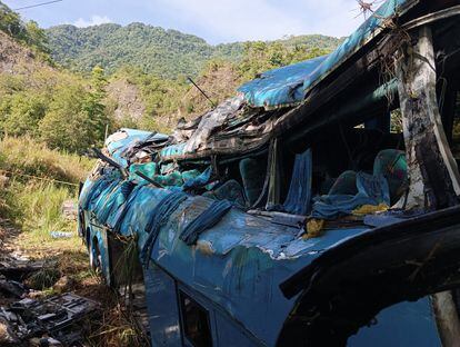 El autobús después del accidente en el municipio de Tila, Estado de Chiapas, el 17 de junio de 2022.
