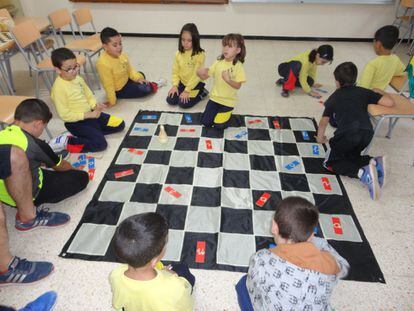 Alumnos de la escuela Sant Ramón, en El Pla de Santa María (Tarragona), utilizan el ajedrez en clase de Lengua