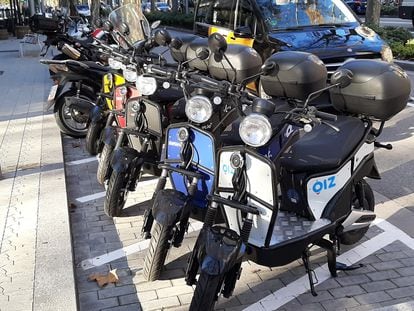 Motos eléctricas con licencia del Ayuntamiento de Barcelona de las empresas Oiz, Avant, Tucycle e Iberscot.