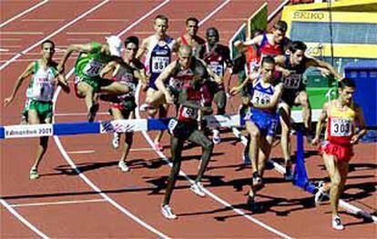 El español Antonio Jiménez, <i>Penti</i>, a la derecha de la imagen, encabeza su serie de 3.000 obstáculos, que acabaría ganando.