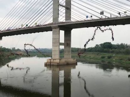 245 personas saltan a la vez de un puente.