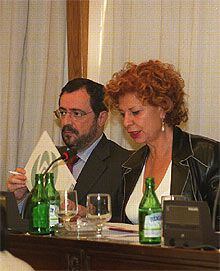 Javier González Ferrari, junto a la presidenta de la Comisión de Control de RTVE, Carmen Alborch.