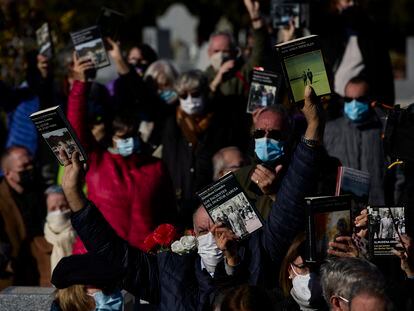 Varias personas con libros en la mano en homenaje a Almudena Grandes, en el entierro de la escritora en el cementerio de La Almudena.