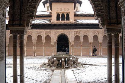 Imagen de archivo del patio de los leones de la Alhambra cubierto de nieve.