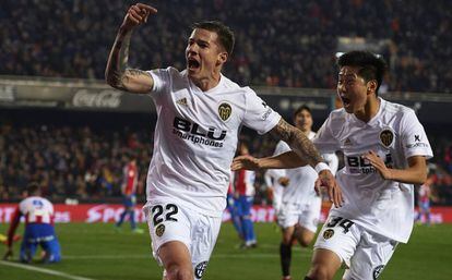 Santi Mina celebra un gol con Kangin Lee.