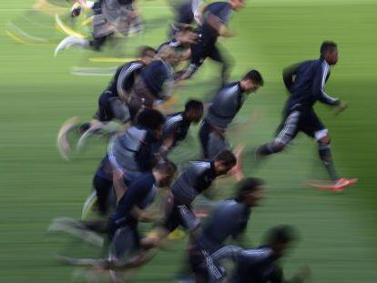 Los jugadores del Bayern, con Boateng a la cabeza, entrenándose ayer en el Camp Nou.