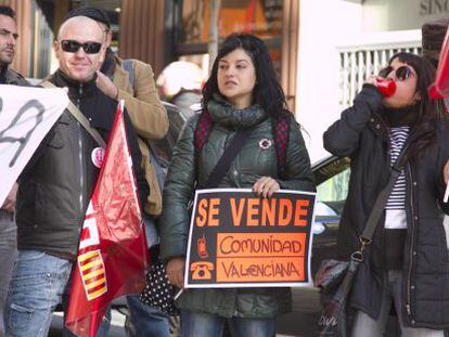 Protesta en Alicante por la deuda del Consell con entidades que trabajan con menores.