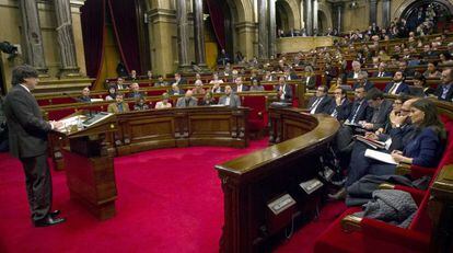 El presidente de la Generalitat, Carles Puigdemont, durante unade sus intervenciones en el plenodel Parlamento de Catalu&ntilde;a.