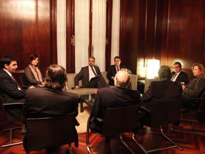 En el centro de la imagen, Miquel Buch, presidente de la ACM, y Manuel Bustos, de la FMC, en la Generalitat.