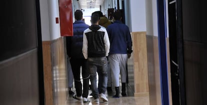 Un grupo de menores en el centro de realojo temporal de La Esperanza, en Ceuta.