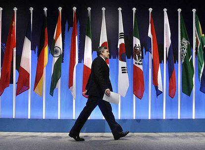 El primer ministro británico, Gordon Brown, pasa ante las banderas de los países que asistieron al G-20.