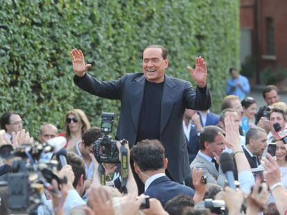 El ex primer ministro Berlusconi saluda a sus seguidores el 1 de julio.
