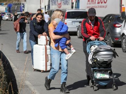 Ciudadanos rusos cruzan la frontera a Georgia en el paso de Verkhny Lars, el 26 de septiembre.