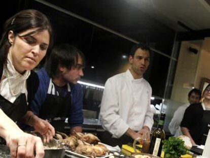 Clase de cocina de Dar&iacute;o Barrio en el Kitchen club.