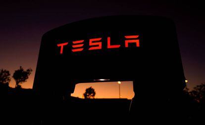 Supercargador de coches eléctricos de la compañía Tesla en una estación de servicio en Santa Clarita, California.