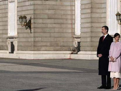 Los Reyes han recibido hoy con una solemne ceremonia en el Palacio Real de Madrid al presidente de China, Xi Jinping, y a su esposa, Peng Liyuan, que protagonizan la primera visita de Estado a España de un mandatario asiático en este reinado y la primera de un jefe de Estado chino en 13 años.