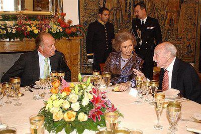 Don Juan Carlos y doña Sofía conversan con Francisco Ayala  durante el almuerzo celebrado por el Instituto Cervantes.