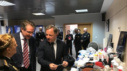 El delegado del Gobierno Juan Carlos Moragues con el material incautado en la operación antidroga.