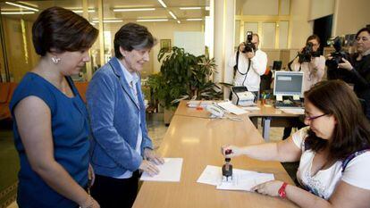 Las parlamentarias de EH Bildu Leire Pinedo, a la izquierda, y Laura Mintegi, presentan la enmienda a la totalidad
