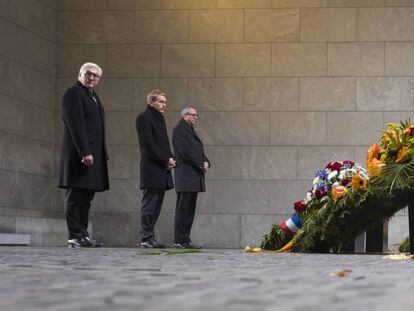 Emmanuel Macron, primero por la izquierda, este domingo en la ceremonia de recuerdo de las víctimas de la guerra en Berlín.