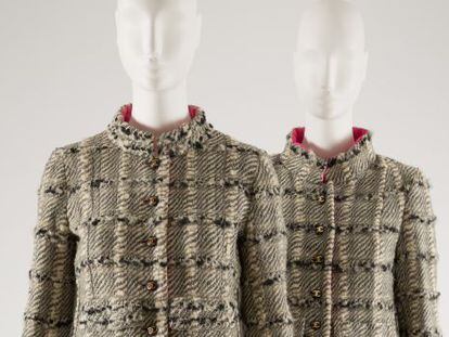A la izquierda, traje de chaqueta original de Coco Chanel; a la derecha, copia licenciada en Estados Unidos, un a&ntilde;o despu&eacute;s. 