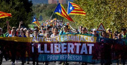 Simpatizantes independentistas caminan por la AP-7 durante el recorrido desde Girona de una de las