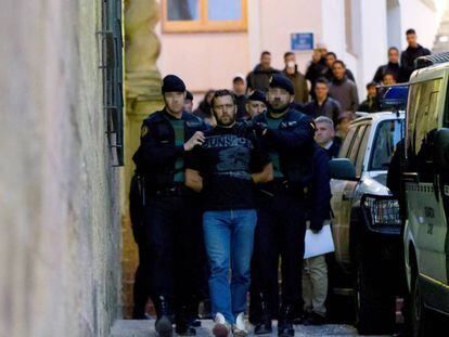 Agentes de la Guardia Civil trasladan Norbert Feher, Igor el Ruso, a su salida de los juzgados de Alcañiz (Teruel).