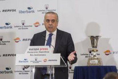 Jos&eacute; Luis S&aacute;ez, presidente de la Federaci&oacute;n Espa&ntilde;ola de Baloncesto, junto al trofeo de la Copa del Mundo de baloncesto.