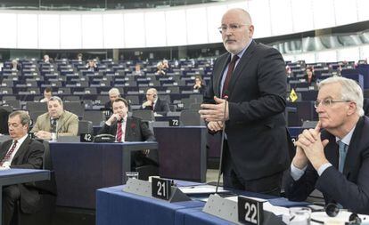 El vicepresidente de la Comisión, Frans Timmermans, junto al negociador de la UE, Michel Barnier.