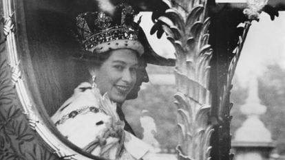 La reina Isabel el día de su coronación, el 2 de junio de 1953, luciendo la corona del Estado Imperial.