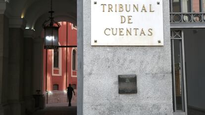 Puerta principal del edificio del Tribunal de Cuentas, en Madrid.