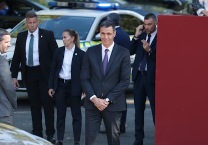 El presidente del Gobierno en funciones, Pedro Sánchez, durante el desfile militar por la Fiesta Nacional el pasado jueves en Madrid.