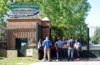 Familias de los niños del Instituto Próvolo, esperan noticias en las puertas.