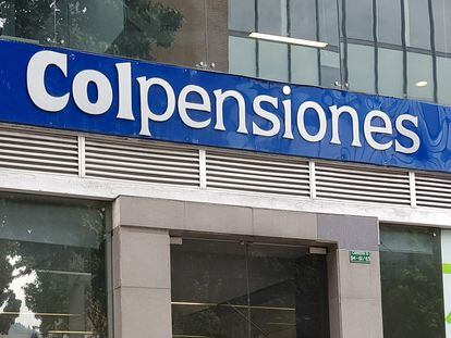 La fachada de una oficina de Colpensiones, en Bogotá.