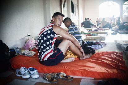 Un grupo de inmigrantes cubanos descansando en el albergue de la parroquia de La Cruz, en Guanacaste, Costa Rica, a  pocas horas de salir el primer contingente de 180 migrantes rumbo a El  Salvador.