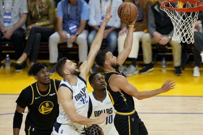 Stephen Curry entra a canasta mientras Maxi Kleber intenta taponarle en el quinto partido de la final de la Conferencia Oeste de la NBA.