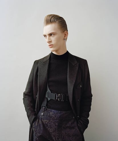 El 'look' de la nueva colección de Kim Jones para Dior se podría definir entre cibernético y sastre.