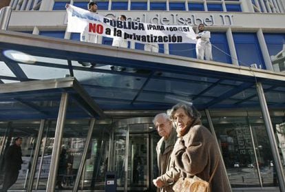Protesta contra la privatizaci&oacute;n del Canal de Isabel II en la sede de la compa&ntilde;&iacute;a en la calle Bravo Murillo, en 2009. 
