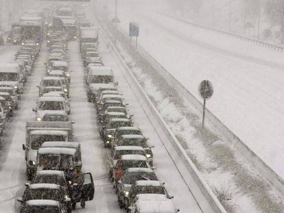Caravana de vehículos atrapados en la M-40 durante el reciente temporal de nieve que colapsó Madrid.