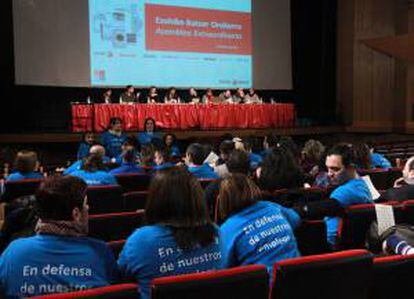 Los 230 trabajadores de la planta de Edesa de Basauri, afectados por el cierre de Fagor Electrodomésticos, durante la asamblea esta mañana para votar si aceptan el expediente de regulación de empleo (ERE) de extinción propuesto, tras la entrada de esta planta en concurso de acreedores.